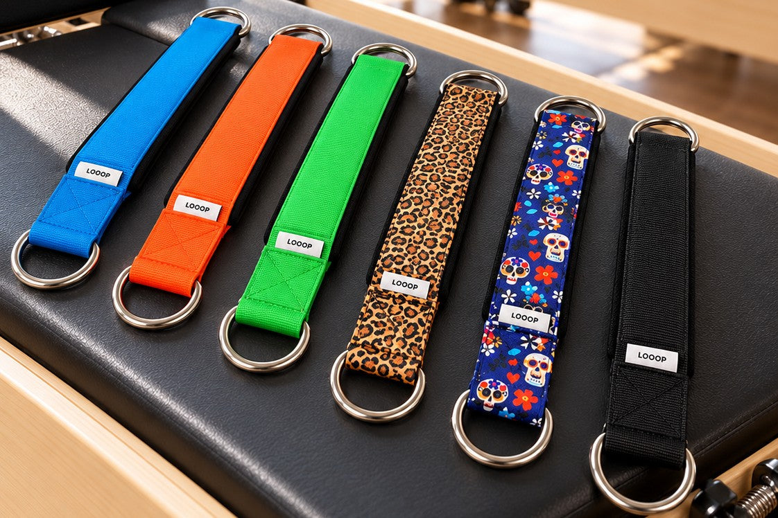 Sechs LOOOPS in Blau, Orange, Grün, Leo, Today's deadly und Schwarz auf einem Reformer