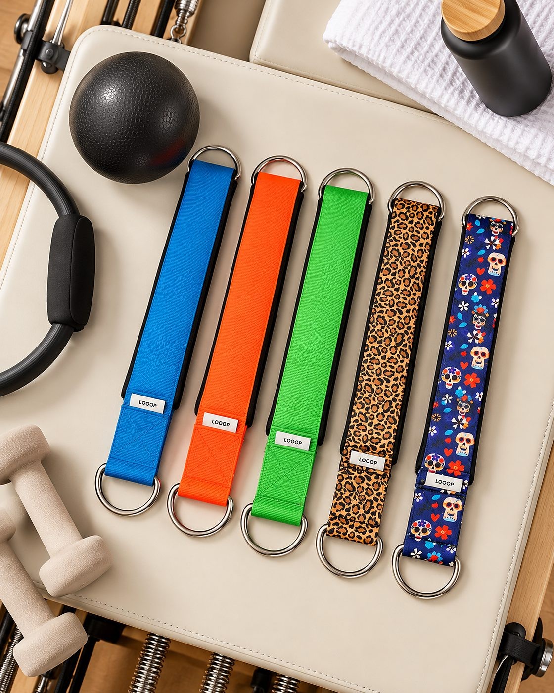 Fünf LOOOPS in Blau, Orange, Grün, Leo und Today's deadly auf einem hellen Reformer
